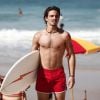 Brenno Leone faz o surfista Rodrigo em 'Boogie Oogie'