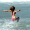 Bianca Bin corre para o mar durante gravação da novela 'Boogie Oogie'