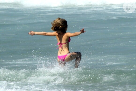 Bianca Bin corre para o mar durante gravação da novela 'Boogie Oogie'