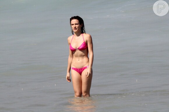Bianca Bin exibiu a barriga seca durante gravação da novela 'Boogie Oogie' na praia do Leblon, nesta terça-feira, 12 de agosto de 2014