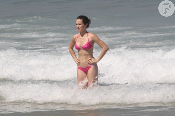 Bianca Bin aguarda o aviso do diretor para entrar em cena como a personagem Vitória, de 'Boogie Oogie', na praia do Leblon, Zona Sul do Rio de Janeiro