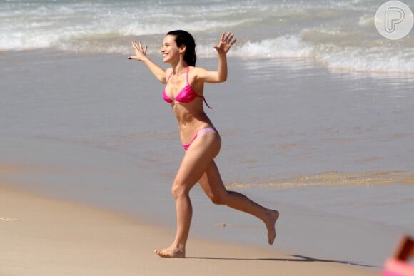 Bianca Bin exibiu a ótima forma durante as gravações da novela das seis, 'Boogie Oogie', na praia do Leblon