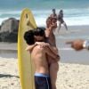 Na sequência gravada na praia do Leblon, Marco Pigossi pega Bianca Bin no colo e os dois se beijam