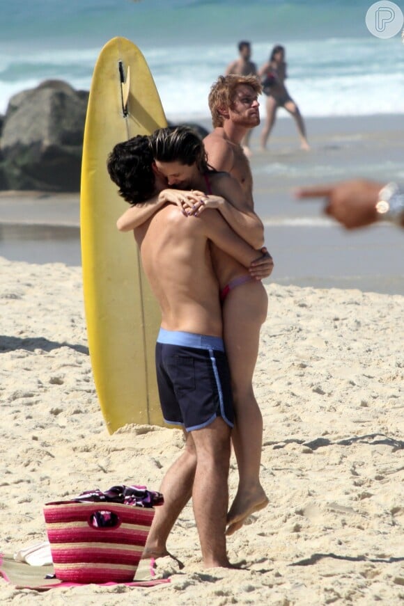 Na sequência gravada na praia do Leblon, Marco Pigossi pega Bianca Bin no colo e os dois se beijam