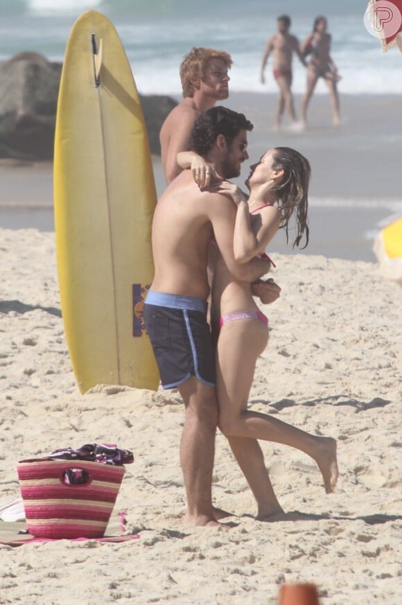 Bianca Bin e Marco Pigossi gravaram cenas de beijo de Vitória e Rafael na praia do Leblon nesta terça-feira, 12 de agosto de 2014