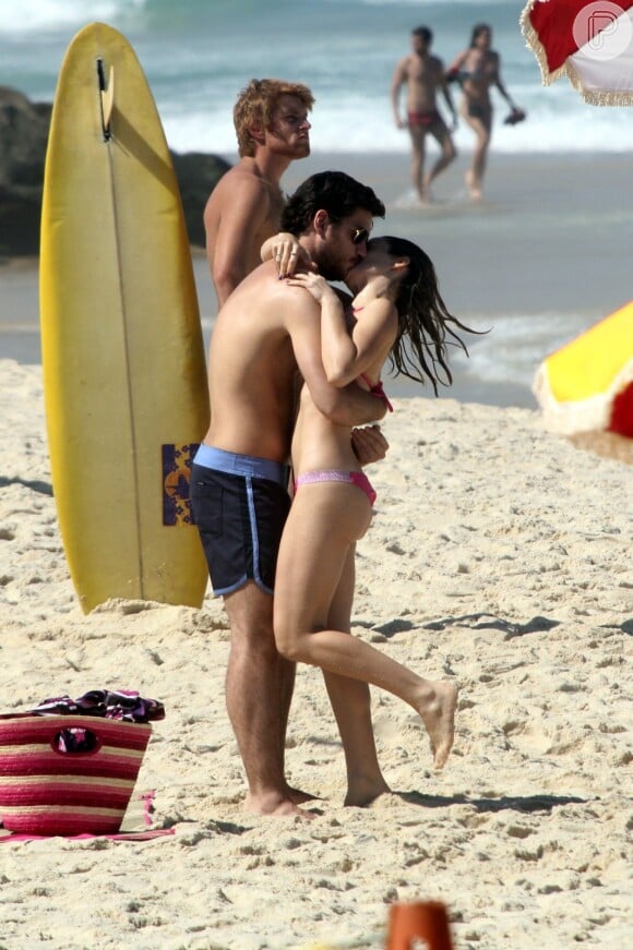 Bianca Bin gravou cenas de beijo com Marco Pigossi na praia do Leblon nesta terça-feira, 12 de agosto de 2014