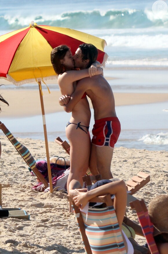 Alice Wegmann e Brenno Leone trocaram beijos como Daniele e Rodrigo na novela 'Boogie Oogie'
