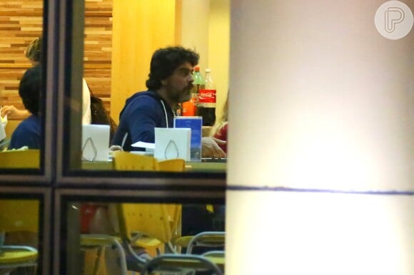 Junno Andrade janta em refeitório no hospital onde mãe de Xuxa está internada