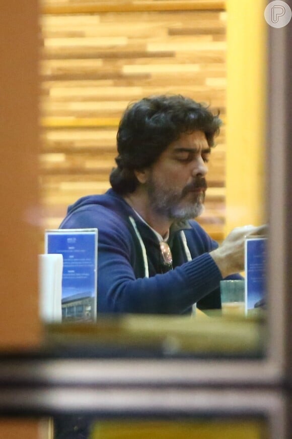 Junno Andrade vai a hospital onde mãe de Xuxa está internada e é visto jantando no local