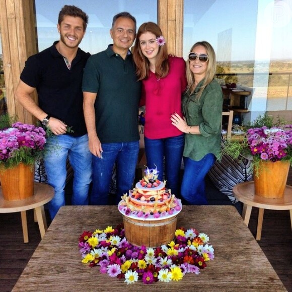 Marina Ruy Barbosa e Klebber Toledo reunidos com os pais da atriz no aniversário dela