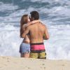 Marina Ruy Barbosa e Klebber Toledo em clima de romance em praia do Rio de Janeiro