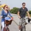 Marina Ruy Barbosa e Klebber Toledo andando de bicicleta na orla do Rio de Janeiro