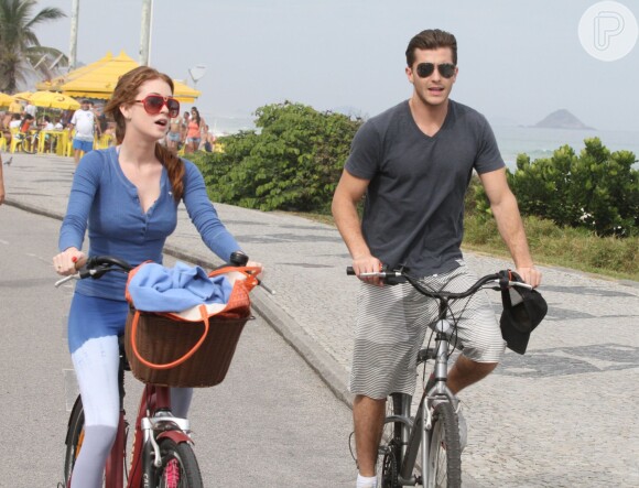 Marina Ruy Barbosa e Klebber Toledo andando de bicicleta na orla do Rio de Janeiro