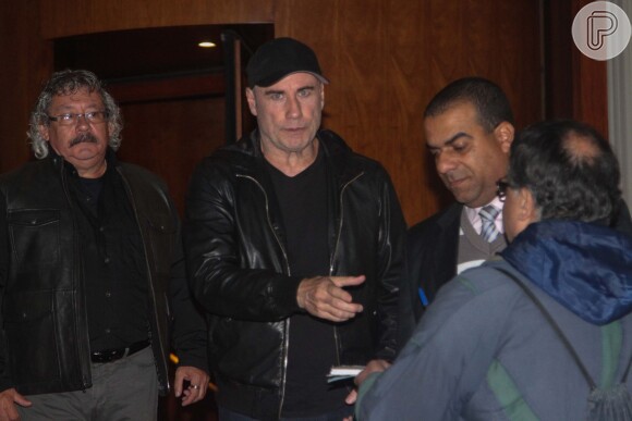 John Travolta deixa hotel de São Paulo onde está hospedado