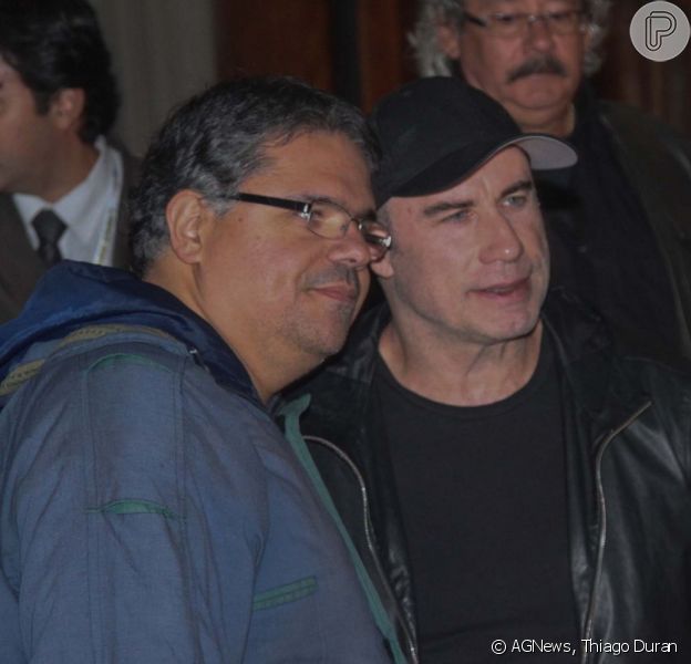John Travolta Atende Fas Na Porta Do Hotel Onde Esta Hospedado Em Sao Paulo Purepeople