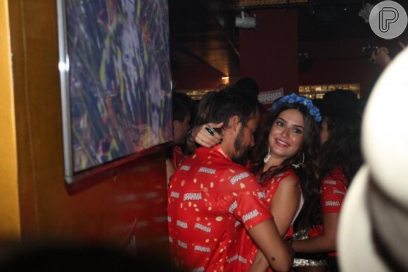 Paulinho Vilhena e Thaila Ayala namoram ao som do cantor Naldo dentro do camarote da Brahma na Sapucaí, neste domingo, 10 de fevereiro de 2013