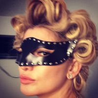 Antonia Fontenelle posa com máscara sadomasoquista em homenagem à Madonna