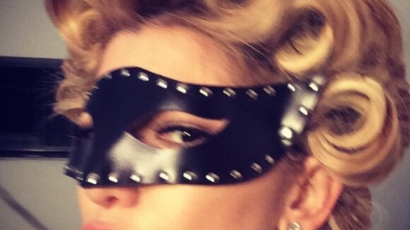 Antonia Fontenelle posa com máscara sadomasoquista em homenagem à Madonna