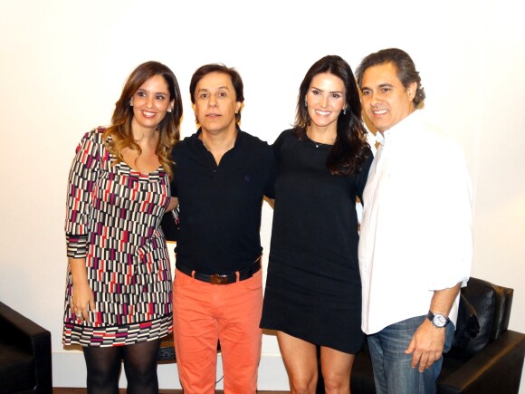Acompanhada do namorado, Gustavo, Lisandra Souto prestigia espetáculo com Tom Cavalcanti, no Rio