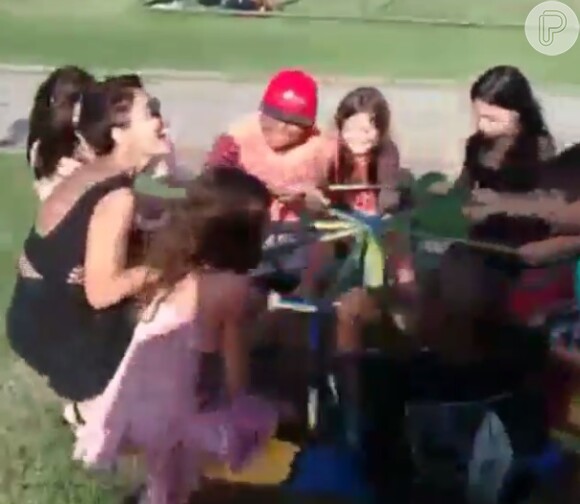 Juliana Paes brinca em festa infantil após voltar das férias na França