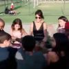 Juliana Paes curte aniversário infantil e se diverte com um grupo de crianças