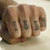 Rômulo Neto fez uma tatuagem nos dedos da mão esquerda para selar a união com Cleo Pires: 'Fizemos escrito idem'. O casal mora junto desde 2013