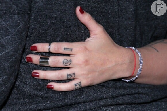 Cleo Pires exibiu tatuagem idêntica a de Rômulo Neto para selar a união com o ator aos sete meses de namoro
