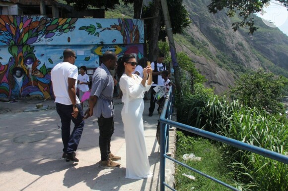 Kim Kardashian está grávida de quatro meses e já mostra a barriguinha durante passeio no Rio no fim de semana
