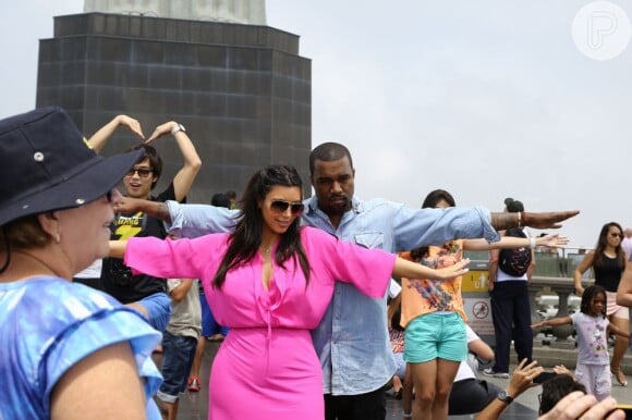 Kim Kardashian e Kanye West pretendem comprar uma casa no Brasil, segundo informações do site americano 'TMZ', nesta segunda-feira, 11 de fevereiro de 2013