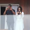 Kanye West e Kim Kardashian apareceram na sacada do Hotel Fasano nesta segunda-feira (11) de Carnaval