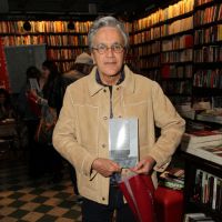 Caetano Veloso e Marcelo Serrado prestigiam lançamento de livro no Rio