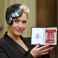 Kate Winslet é homenageada pela rainha Elizabeth II no Palácio de Buckingham