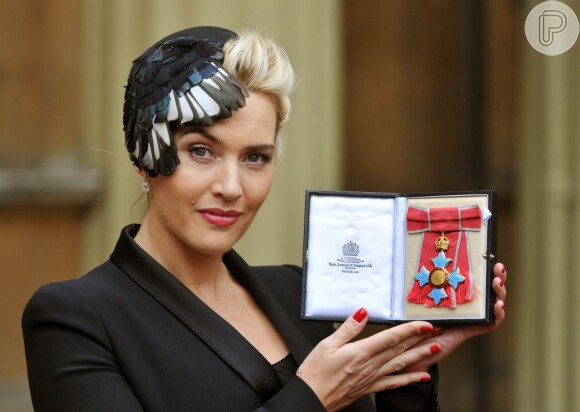 Kate Winslet recebe insígnia de Comandante da Ordem do Império Britânico, em 21 de novembro de 2012, em Londres