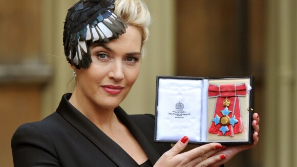 Kate Winslet é homenageada pela rainha Elizabeth II no Palácio de Buckingham