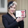 A belíssima Kate Winslet, que fez "Titanic" com Leonardo Dicaprio, recebe condecoração da rainha