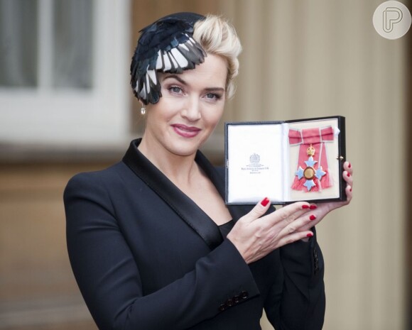 A belíssima Kate Winslet, que fez "Titanic" com Leonardo Dicaprio, recebe condecoração da rainha