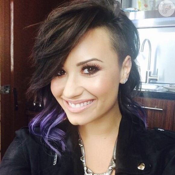 Uma das grandes características de Demi Lovato são as mechas coloridas que a cantora costuma fazer 