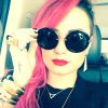 Demi Lovato gosta de usar acessórios incríveis para compor seu look super estiloso