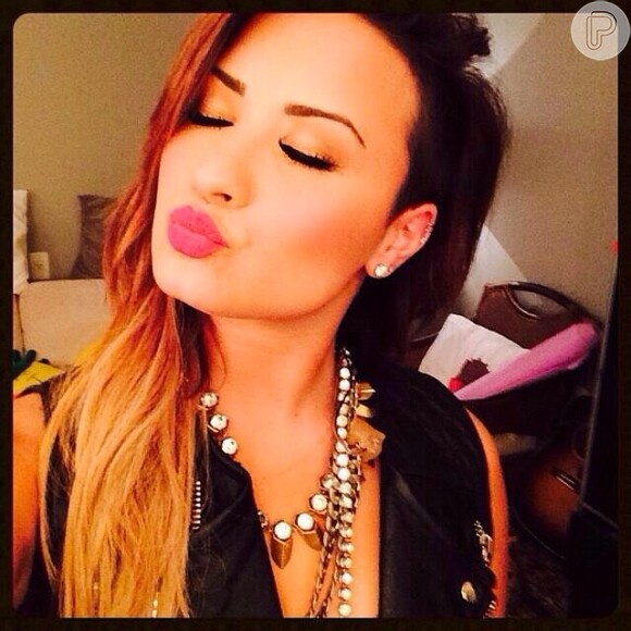 Super antenada com a moda, Demi Lovato está sempre com max colares compondo o look 