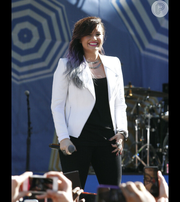 Demi Lovato está sempre com looks estilosos em suas apresentações 