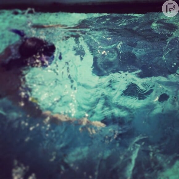 Demi Lovato sobre mergulhar com arraias e tubarões durante as férias: 'Eu mergulhei e tinham 13 tubarões, e vinte arraias eu segurei e nadei com eles, foi assutador mas foi legal estar lá'