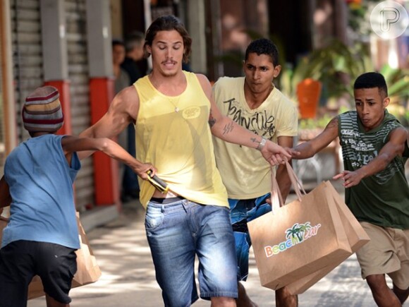 Robertão (Rômulo Neto) é assaltado depois de comprar roupas de grife com o dinheiro que recebeu de Téo (Paulo Betti), em 'Império'