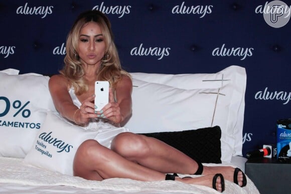 A apresentadora Sabrina Sato manda beijinho enquanto faz uma selfie sentada na cama