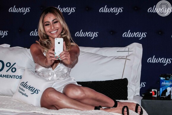 Na cama, Sabrina Sato faz selfie diante dos fotógrafos