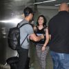 Ao desembrarcar no aeroporto de São Paulo, Joe Jonas foi simpático ao ser abordado por uma fã