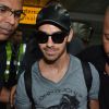 Joe Jonas precisou da escolta de seguranças para conseguir escapar do assédio dos fãs no aeroporto de Guarulhos, em São Paulo, na tarde desta quarta-feira, 20 de agosto de 2014