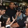 Joe Jonas chega ao Brasil e é assediado por fãs no aeroporto de Guarulhos, em São Paulo, na tarde desta quarta-feira, 20 de agosto de 2014