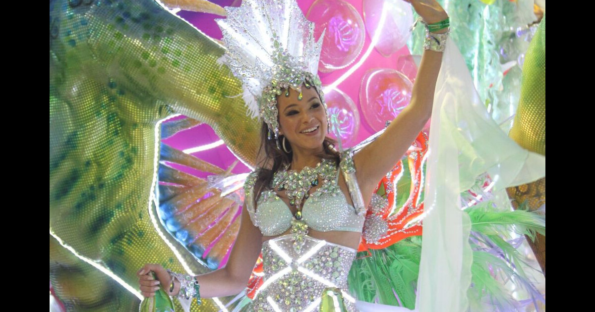 Foto: Preta Gil dá beijo no rosto de Lua Leça, namorada de Maria Gadú -  Purepeople