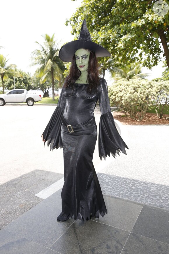 Juliana Paes pintou o rosto de verde e se vestiu de bruxa para subir no trio elétrico do bloco Favorita, no domingo (10)
