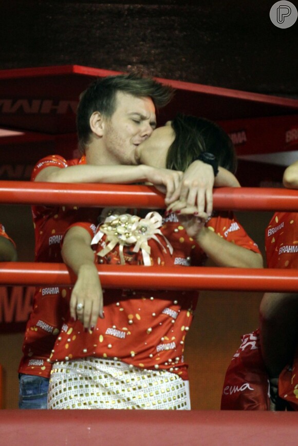 Michel Teló e Thaís Fersoza curtiram o Carnaval do Rio, aos beijos, no camarote da Brahma